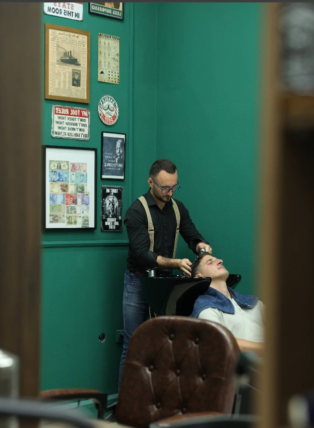 Rajko pere kosu mušteriji u Hedonist berbernici